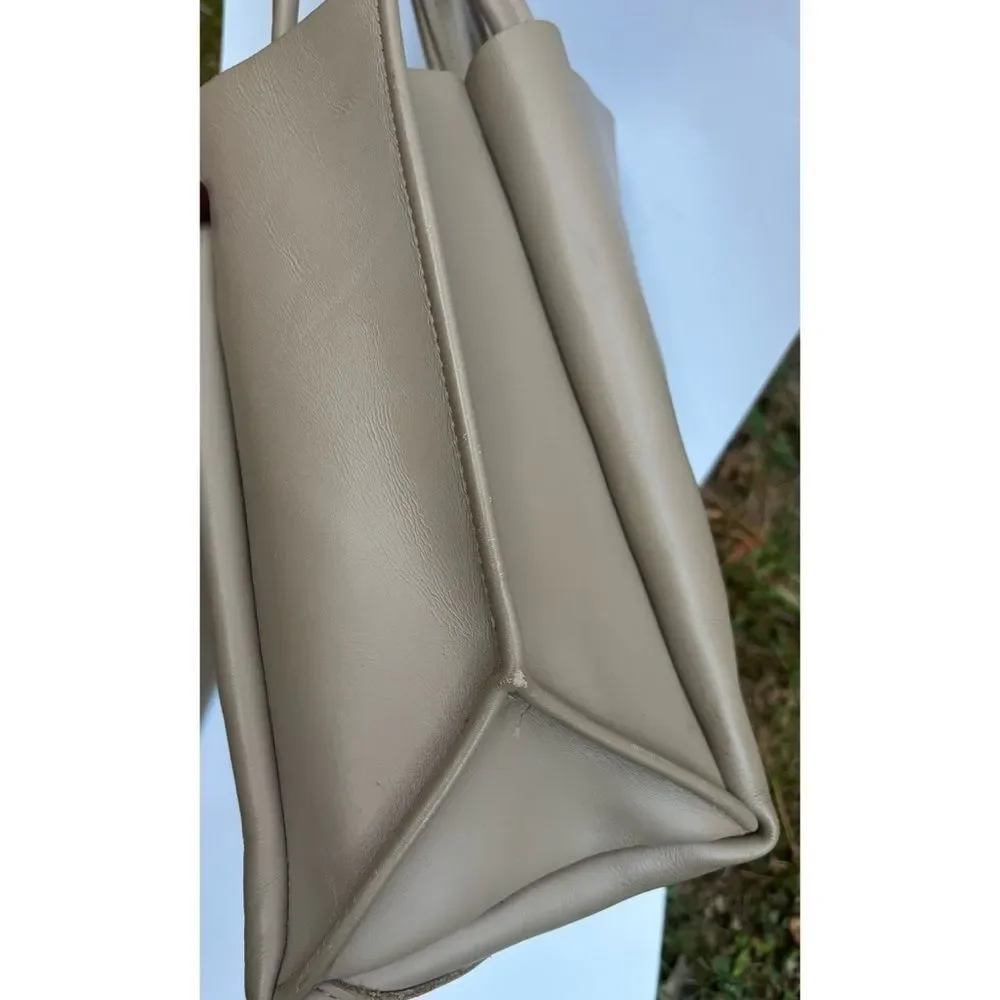 AMPERSAND AS APOSTROPHE
STIFF SIDEWAYS TOTE IN GREY - Picture 6 of 12